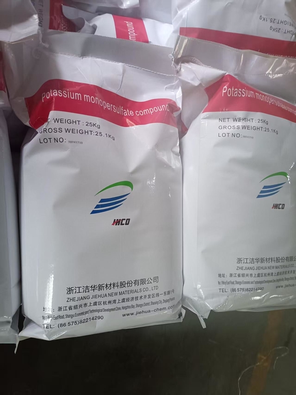 Senyawa Kalium Monopersulfat yang Sangat Efektif untuk Perawatan Hewan Berat Molekul 614.7 Kelarutan Larut Dalam Air